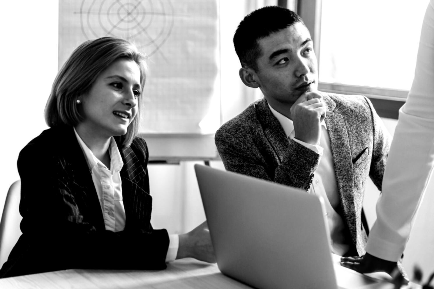 Session de formation en investissement avec graphiques et analyses